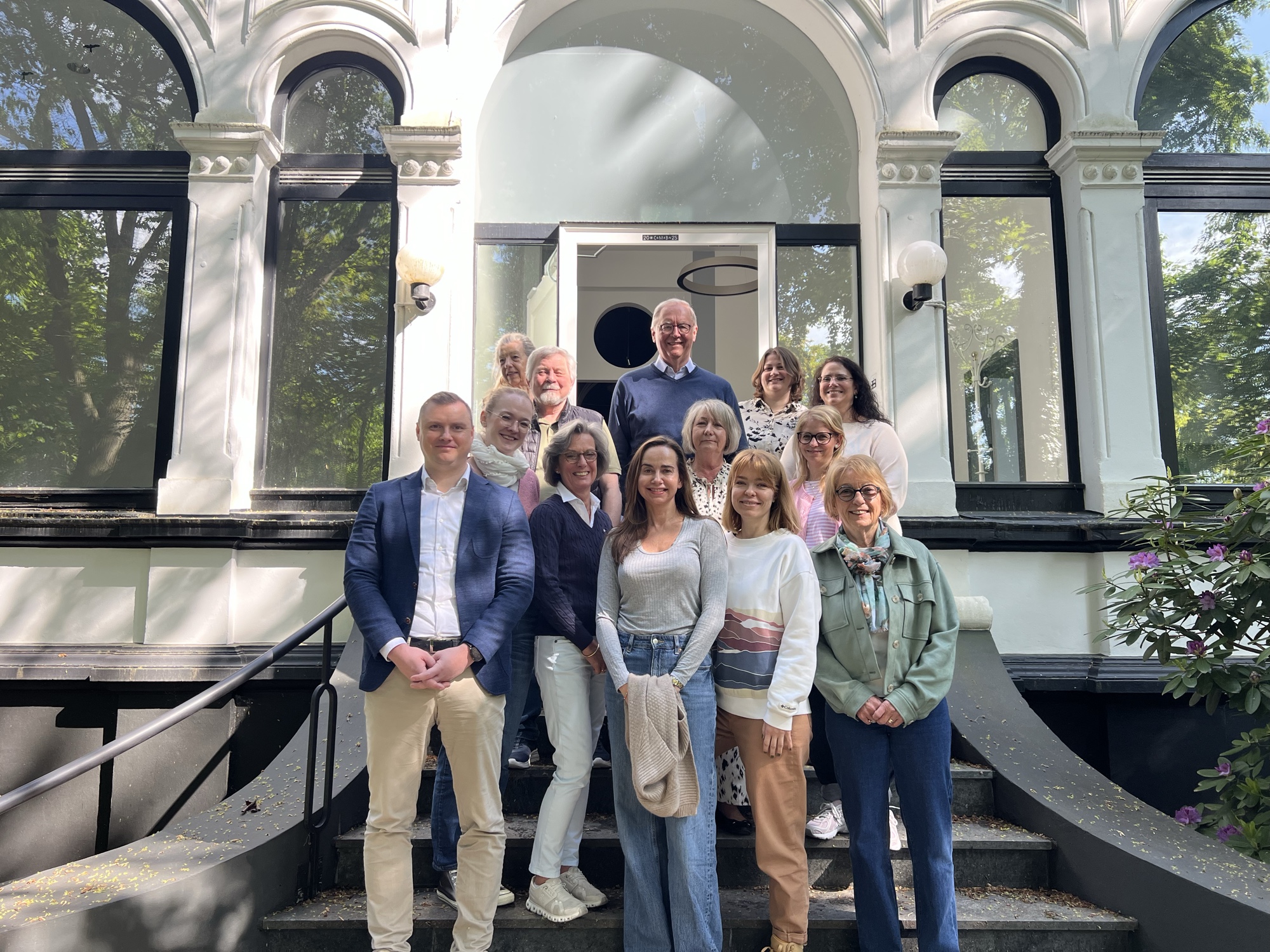 Das Team der DORA.Group auf der Treppe der Hirschburg in Düsseldorf